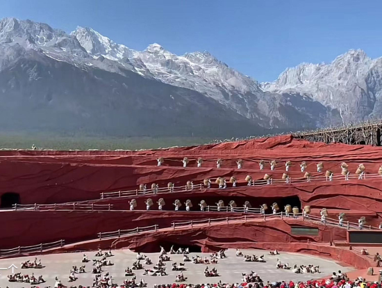 これは中国のSNSで見た写真です。当日は小雨と霧で、バックの山々は見れず。
