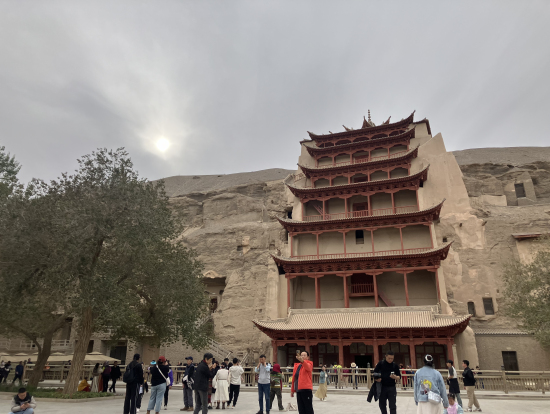 最終日は莫高窟。200元払って限定の窟にも入りました。