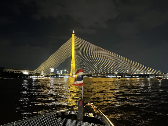 美しくライトアップされた橋