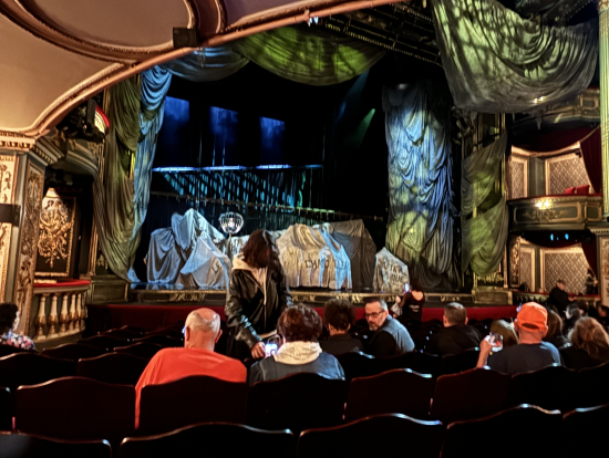 劇場の客席より