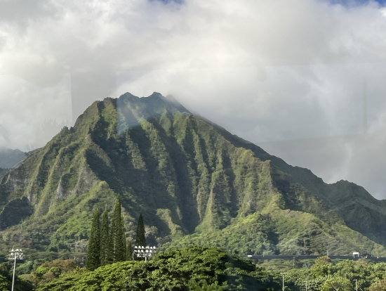 途中の車窓から見えた、急峻な山々。太古を感じる。
