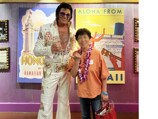 プレスリーのそっくりさんと記念撮影