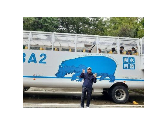 バスをバックにパチリ