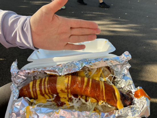 ホットドッグは2人で半分こしてもお腹いっぱい