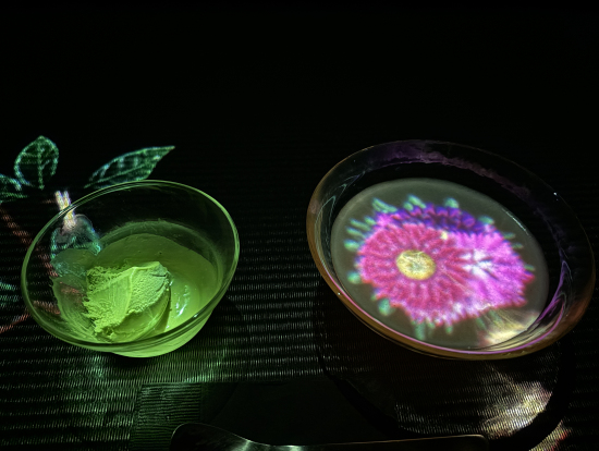 ちょっと高いですが、中にあるカフェは必見。これもアートの一部