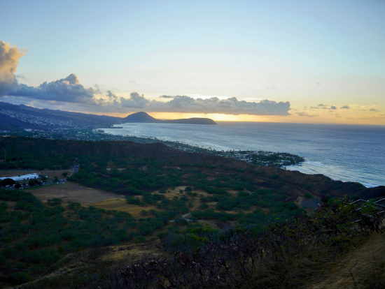 時間位間に合わず、途中の展望台からの日の出