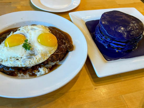 ウベパンケーキとハンバーグx4目玉焼き、下にご飯