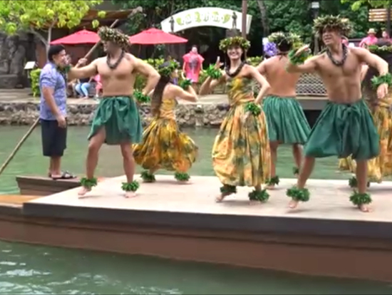 カヌーで踊るフラ。