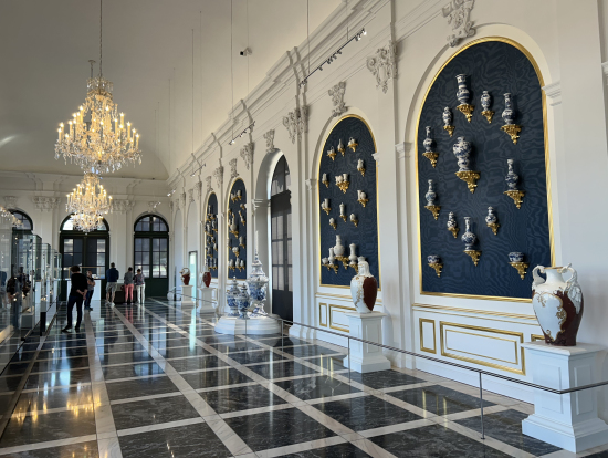 宮殿内のセラミック展