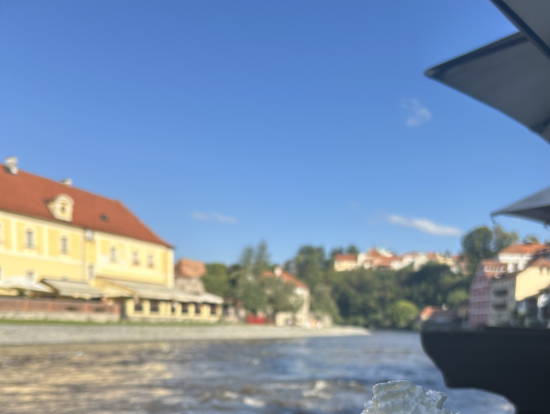 川沿いのカフェ