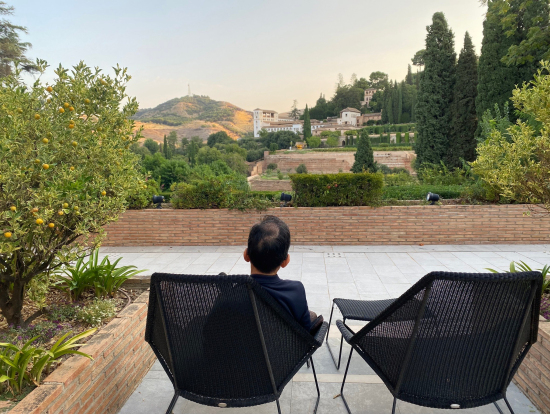 パラドール、中庭から離宮を望む