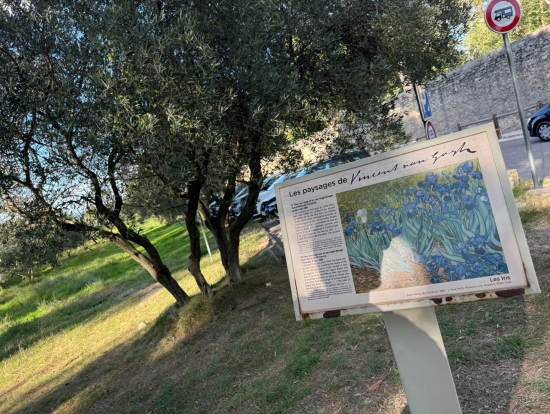 サンレミの病院の近くには数枚のゴッホの絵のプレートも