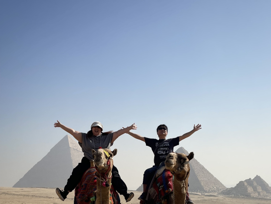 ラクダに乗ってピラミッドをバックに！