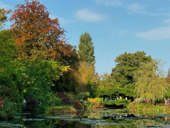 写真の右奥に絵に登場する橋がかかっています。