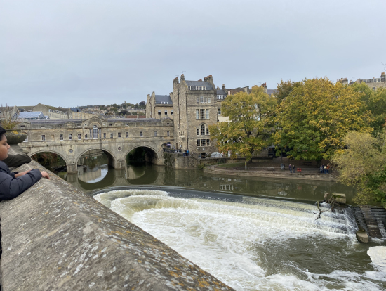 バースは川のある美しい町