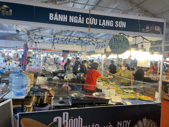 期間限定の市場が開催されてベトナム各地の食べ物などがありました。