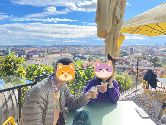 プラハ城見学中、ブルチャーク（ワイン醸造過程でできる甘いお酒）を飲みながら一休み