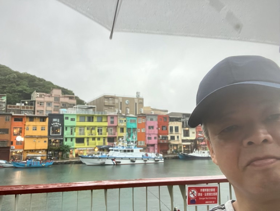 雨のカラフルハウス