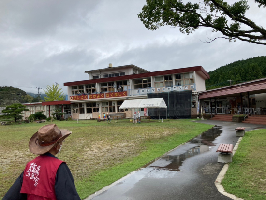 かかしの里へガイドさんと