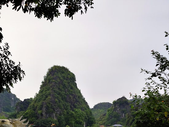 ムア洞窟:麓からの撮影