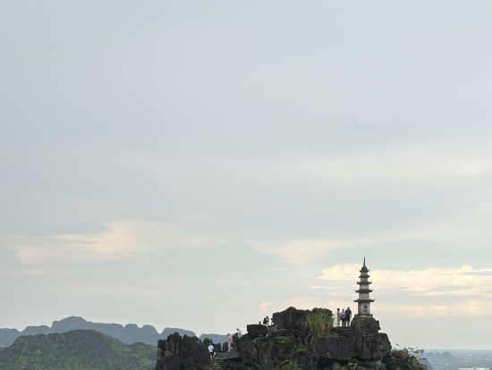 ムア洞窟:500段の階段の途中から見えるもう一方の山頂(より厳しい道)