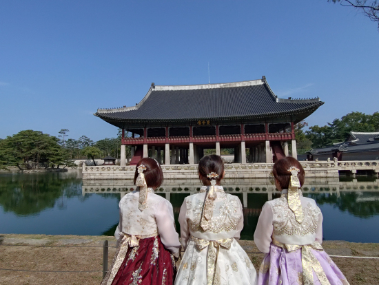 韓服で景福宮