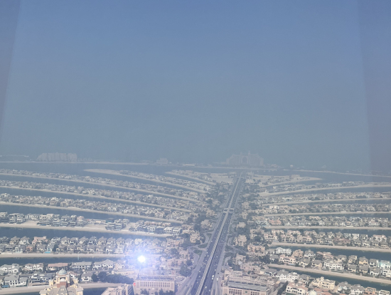 写真だと分かりにくいですが、52階からのガラス越しのパームジュメイラ