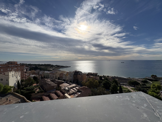 地中海がとても綺麗です。帰りの電車も海沿いギリギリで楽しかったです