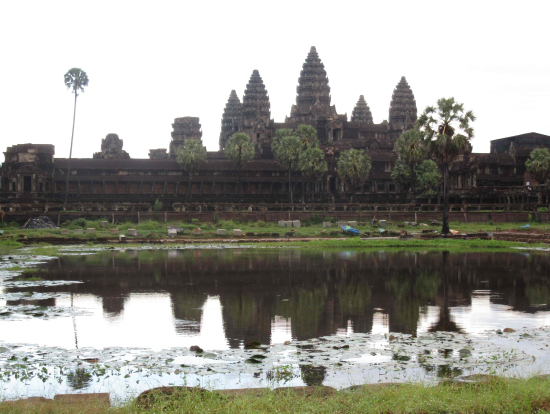 池に写るアンコールワット