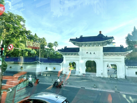 車窓から撮った中正記念堂