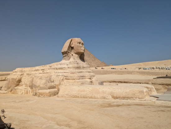 スフィンクスが3大ピラミッドの近くに鎮座しています