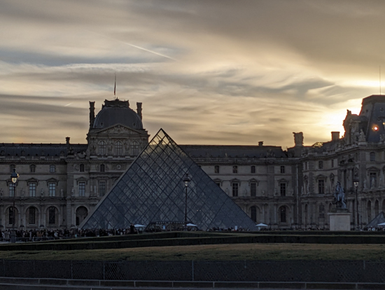 美しい朝のルーブル美術館