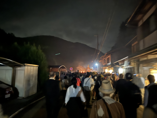 鞍馬街道をいったん北上したあと南下する神輿