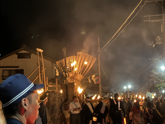 御旅所向かいに大松明立て掛け