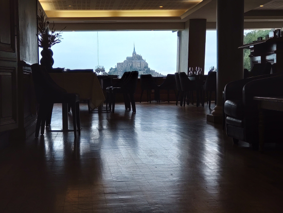 レストラン内からのモンサンミッシェル