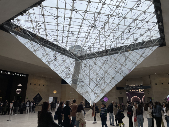 ルーブル美術館地下、画像左手が予約チケット専用入口