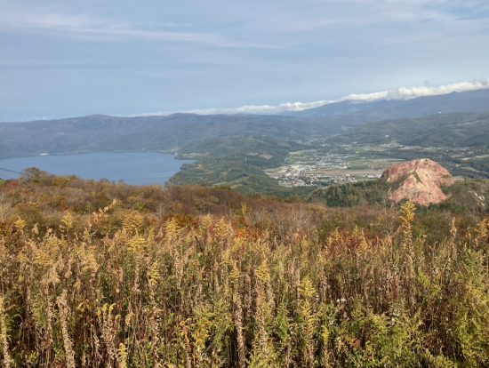 有珠山の上から 昭和新山と洞爺湖