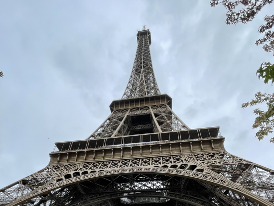 細部まで美しい鉄骨構造のエッフェル塔