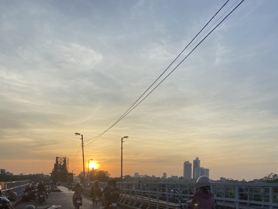 橋の上からみた夕陽