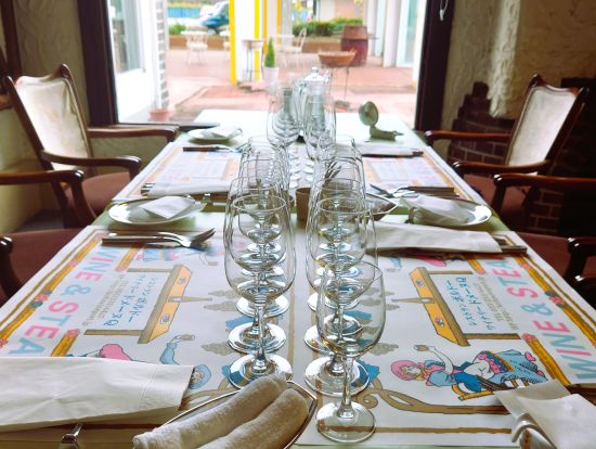 レストランボルドー　ずらりとワイングラスが並ぶ