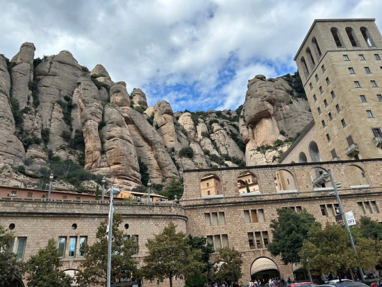 奇岩に囲まれた修道院