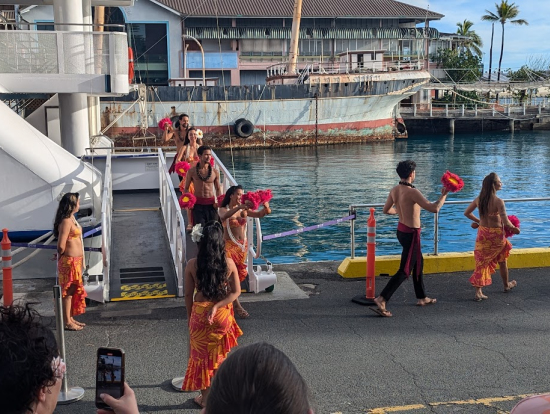 出航前に歓迎のパフォーマンス