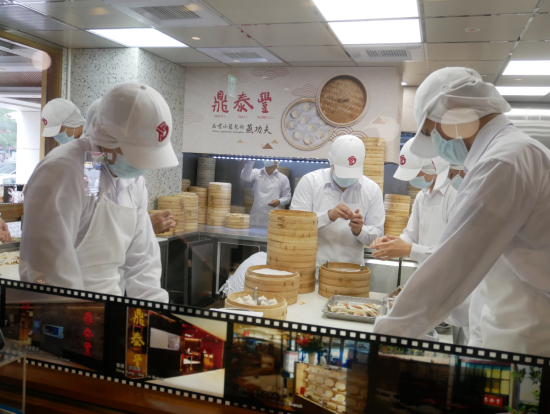 小籠包を作り続けるお姿