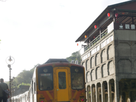 菁桐駅から乗車するローカル列車