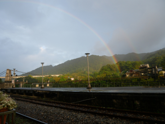 十分駅で弧を描くダブルレインボー