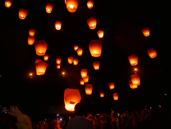 夜空に舞うランタンが幻想的な美しさ