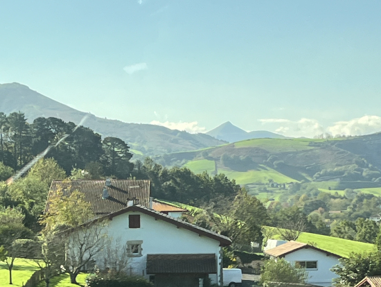 山バスクののどかな景色、車の中から…