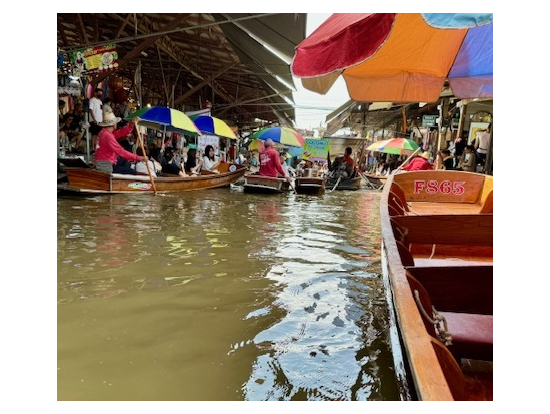 水上マーケットの混雑ぶりも面白かったです!