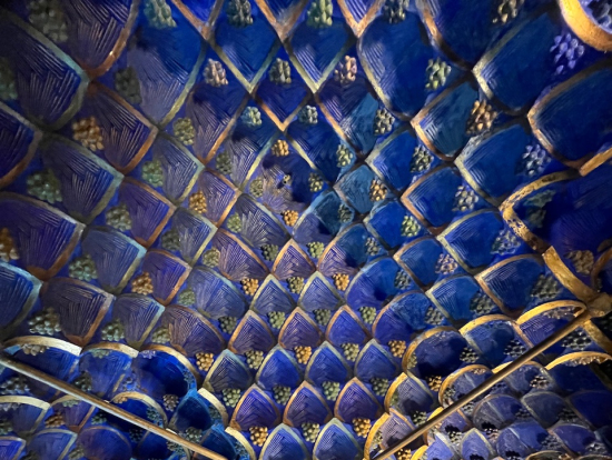 青が特徴的な天井