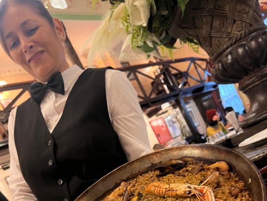 パエリアを持ってきたお姉さん!